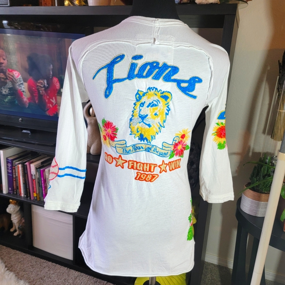 JWLA Lions Long Sleeve White Embroidered Lions baseball tee sz M